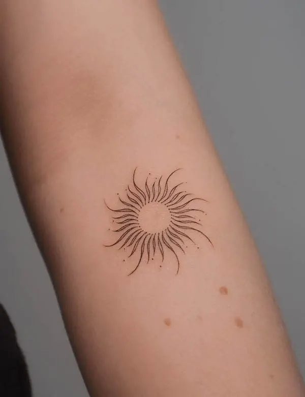 Cute curvy sun tattoo by @janapadar