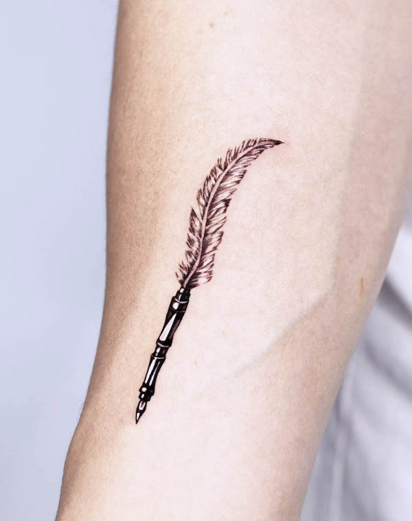Pen and feather tattoo by @sorono_tattoo