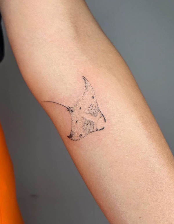 Simple fine line manta ray tattoo by @tattoo.manu