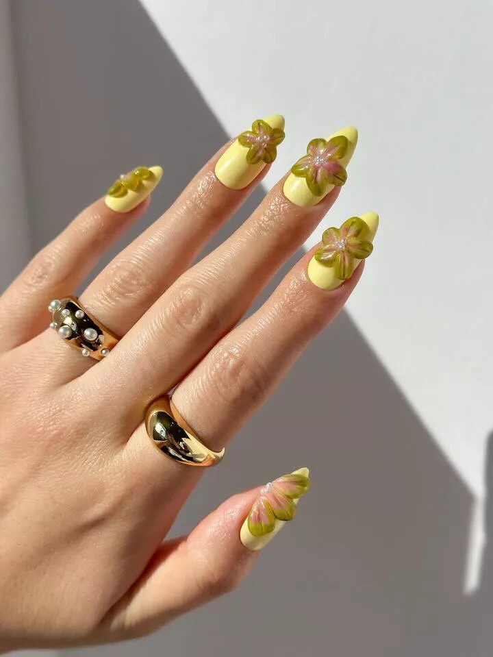 Tropical 3D flower nails.