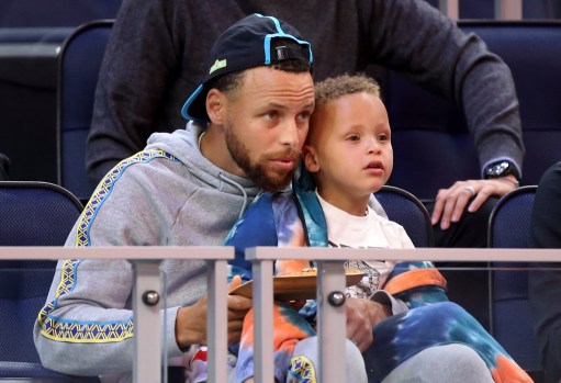 Watch: Steph Curry and son Canon ham it up at Warriors summer league game