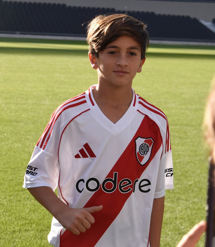 Thiago Messi y Benjamín Suárez lucieron la camiseta de River en su visita  al Monumental - En Agenda