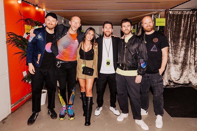 ColdplayXtra on X: "Lionel Messi and Antonela Roccuzzo with Coldplay backstage in Barcelona ️ 🪐 #ColdplayBarcelona https://t.co/YjuhW4b0kS https://t.co/M4upIPXe8B" / X