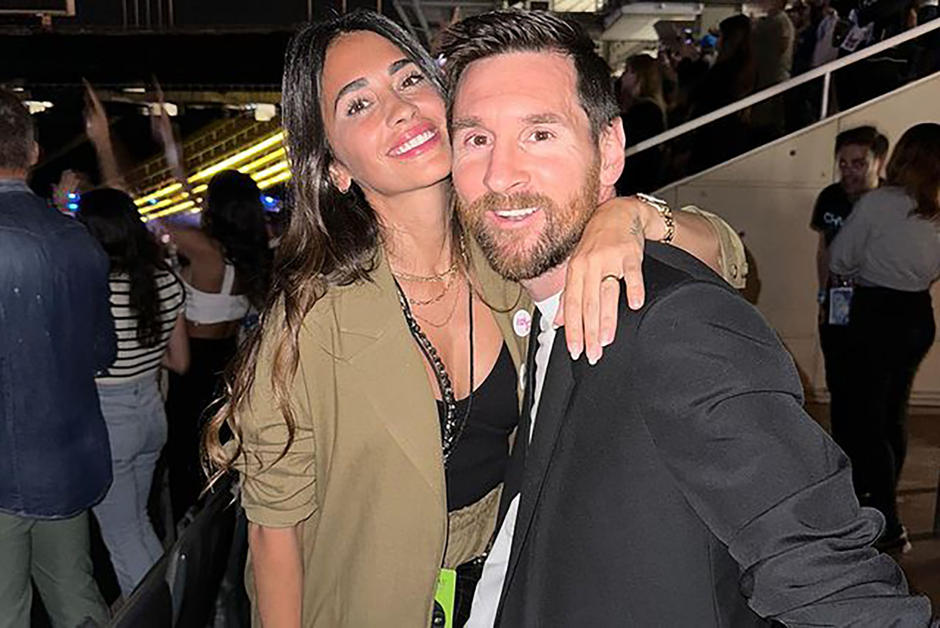 La noche de Antonela Roccuzzo y Lionel Messi tras ver a Coldplay: foto con la banda y el gesto con un fanático del Barcelona - Infobae