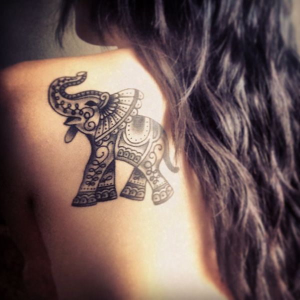 Ảnh tattoo con voi sau vai nữ