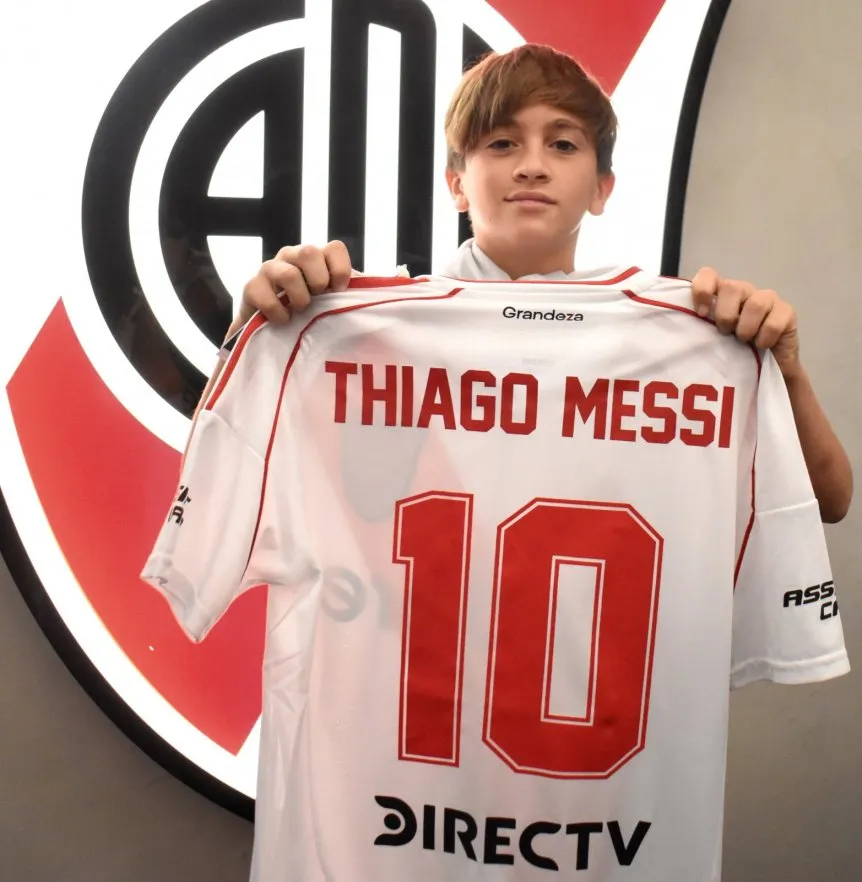 River, otra parada en la gira de Thiago Messi e Inter Miami: foto en el Monumental con la camiseta puesta - TyC Sports