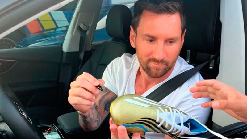 Lionel Messi llegó al predio del Inter Miami manejando y firmó autógrafos.