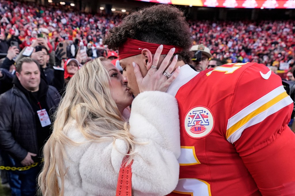 patrick and brittany mahomes kissing