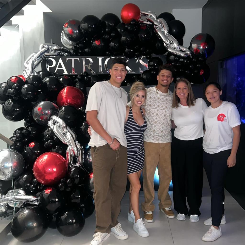 Patrick Mahomes posing with his family.