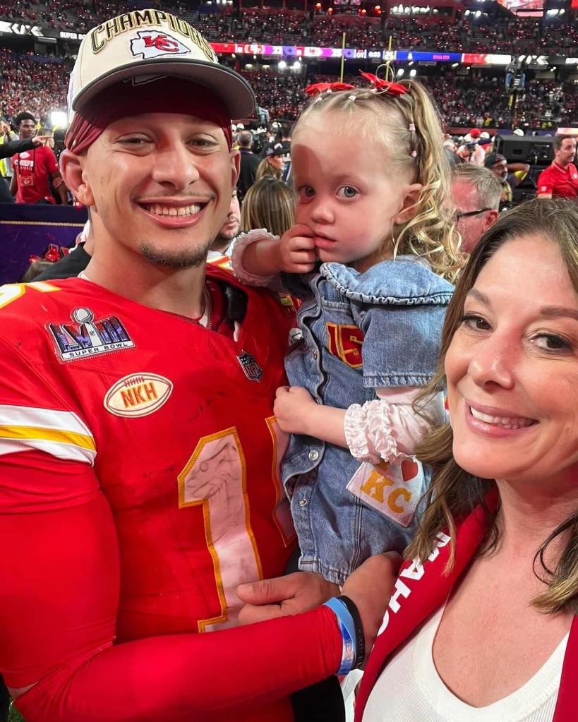 Patrick Mahomes posing with his family.