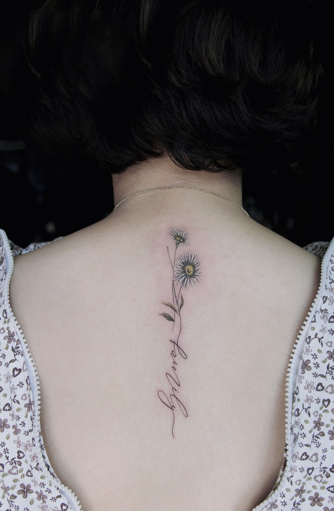 Meaningful female back tattoos: Are you looking for a meaningful tattoo to honor yourself and express your personality? Come see meaningful female back tattoos and discover their deep meanings!