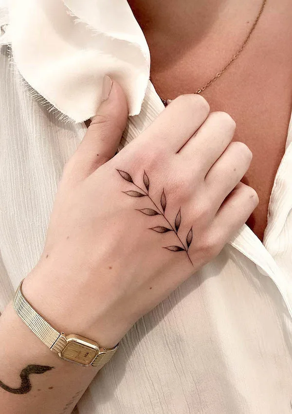 Leaves hand tattoo by @joannamroman