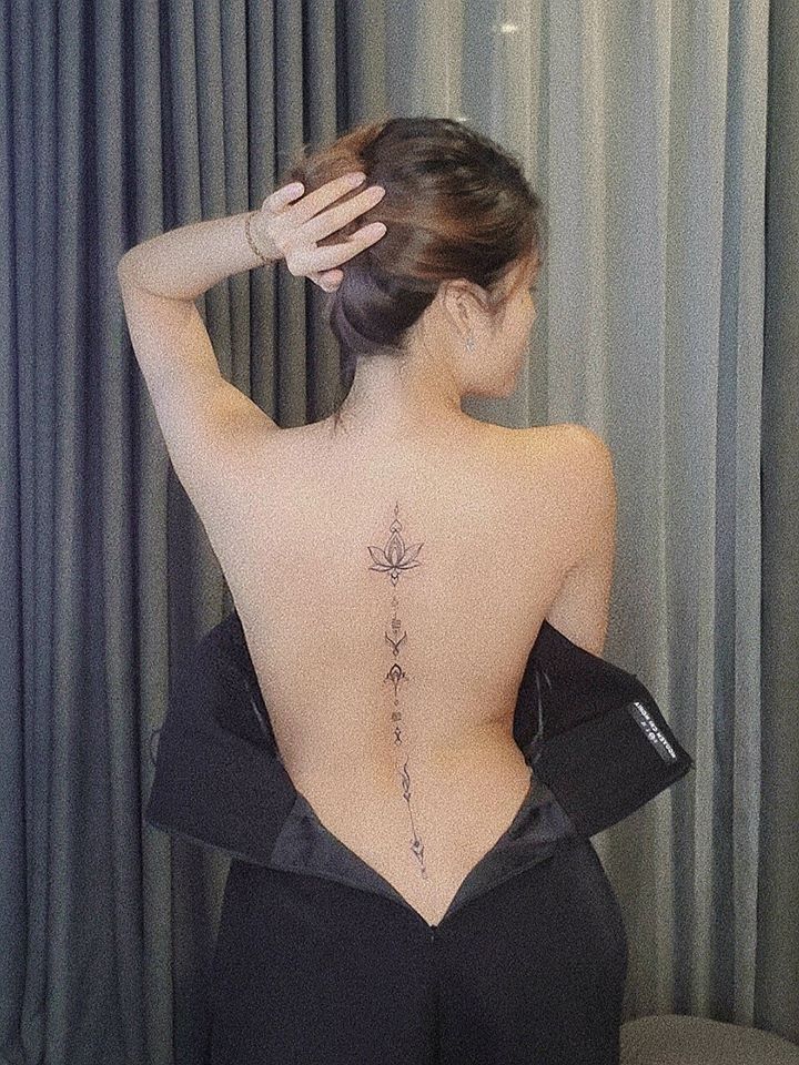 Are you passionate about tattoos? Check out these beautiful female back tattoos to experience a wonderful art on your body. Combining red and black, the unique designs will make you admire!