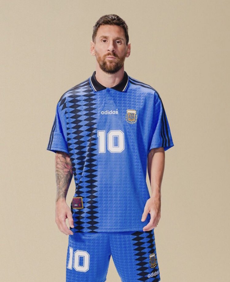 formadergisi's tweet photo. 🇦🇷Messi w/Adidas Remake Classic
ℹ️80’lerin 90’ların ikonik koleksiyonlarını tekrardan tanıtan Adidas, Messi’ye özel bir kare açtı.🤩 https://t.co/gFjfEnlVxz