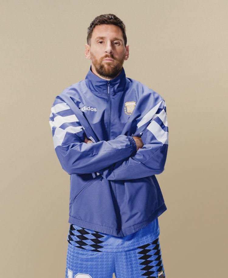 formadergisi's tweet photo. 🇦🇷Messi w/Adidas Remake Classic
ℹ️80’lerin 90’ların ikonik koleksiyonlarını tekrardan tanıtan Adidas, Messi’ye özel bir kare açtı.🤩 https://t.co/gFjfEnlVxz